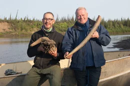 Mammut-Experte Dick Mol (r.) und der Pal&auml;ontologe Grant Zazula (l.) haben im Yukon Territory in Kanada einen Mammutsto&szlig;zahn und den Sch&auml;del eines eiszeitlichen Moschusochsen gefunden.