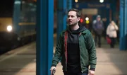 Metzger (Martin Compston) hat seine Zielpersonen stets im Auge und schreckt auch vor brutaler Waffengewalt nicht zur&uuml;ck.