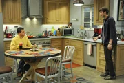 Haben mit Frauen selten Glück: Walden (Ashton Kutcher, r.) und Alan (Jon Cryer, l.) ... Haben mit Frauen selten Glück: Walden (Ashton Kutcher, r.) und Alan (Jon Cryer, l.) ...
