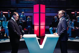 Der Medienrummel um den angeblichen Imitator Adolf Hitler (Oliver Masucci, l.) nimmt immer mehr zu. Wird Frank Palsberg (Frank Plasberg, r.) in seiner Show das Auftauchen des F&uuml;hrers kritisch beleuchten?