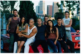 In der Szene ist Dominic (Vin Diesel, 3.v.l.) der ungekr&ouml;nte K&ouml;nig mit der h&uuml;bschesten Freundin und den meisten Pferdest&auml;rken unter der Motorhaube. Bis eines Tages der junge Brian O'Conner (Paul Walker, 4.v.l.) auftaucht und diese Vormachtstellung gef&auml;hrdet ...