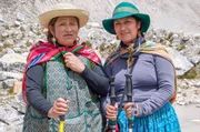 Ana-Lia Gonzales und ihre Mutter Dora wollen den 6.088 Meter hohen Huayna Potosí besteigen. Die beiden Frauen aus dem Volk der Aymará tragen auch beim Klettern ihren Rock - die "pollera". Ana-Lia Gonzales und ihre Mutter Dora wollen den 6.088 Meter hohen Huayna Potosí besteigen. Die beiden Frauen aus dem Volk der Aymará tragen auch beim Klettern ihren Rock - die "pollera".