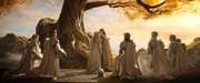 Galadriel (Morfydd Clark, M.) und weitere verdiente Elbenkrieger (Komparsen) dürfen die Reise nach Valinor ins Land der Unsterblichen antreten.