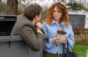 Kilian (Anthony Paul, l.) rettet für Fanny (Johanna Graen, r.) eine Pflanze und versucht, eine Verabredung rauszuschlagen.