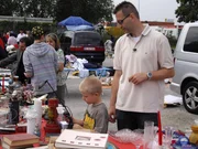 Trödelexperte Dete und der kleine Paul auf dem Flohmarkt. Trödelexperte Dete und der kleine Paul auf dem Flohmarkt.