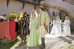 Gl&uuml;klich f&uuml;hrt der K&ouml;nig (Sebastian Fischer) seine Marie (Marie-Christine Friedrich) zum Altar.