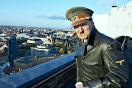 Adolf Hitler (Oliver Masucci) wacht beinahe 70 Jahre nach dem Ende des Zweiten Weltkrieges in Berlin auf. Wie wird die moderne Gesellschaft auf die R&uuml;ckkehr des F&uuml;hrers reagieren?