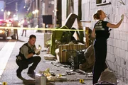 Nach dem &Uuml;berfall auf einen jungen Mann sichern Nick (George Eads) und Catherine (Marg Helgenberger) Spuren am Tatort.