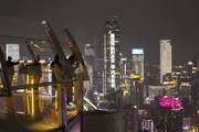 Blick vom Raffles-Komplex, einem der höchsten Gebäude der Stadt, auf die Skyline von Chongqing Blick vom Raffles-Komplex, einem der höchsten Gebäude der Stadt, auf die Skyline von Chongqing
