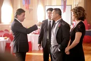 Dr. Cal Lightman (Tim Roth, l.) und Dr. Gillian Foster (Kelli Williams) werden den Verdacht nicht los, dass der koreanische Botschafter Park Jung-Soo (Kelvin Han Yee, 2. v. r.) und sein Bodyguard Han Yong-Dae (Brian Tee) nicht ganz unbeteiligt sind an dem Mordanschlag auf Jung-Soos Sohn.