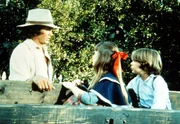 Charles (Michael Landon, l.) teilt Samantha (Kyle Richards, r..) und Thomas (Bobby Rolofsen, r.) mit, dass ihre Reise nicht stattfindet.