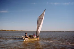 Mit einem selbstgebauten Segelboot erkunden Ben und Richie das Delta.