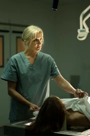Jackie (Joely Richardson) zeigt Danny (nicht im Bild) die Leiche, was zu einem Schockmoment für beide führt. Jackie (Joely Richardson) zeigt Danny (nicht im Bild) die Leiche, was zu einem Schockmoment für beide führt.