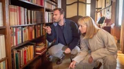 Lars Pöhlmann (Dominic Boeer, l.) und Roswitha Prinzler (Silke Matthias, r.) haben den Tatort gefunden. Das Opfer Reinhard Koller ist offenbar in seinem Haus mit dem Hinterkopf gegen ein Bücherregal geknallt. Lars Pöhlmann (Dominic Boeer, l.) und Roswitha Prinzler (Silke Matthias, r.) haben den Tatort gefunden. Das Opfer Reinhard Koller ist offenbar in seinem Haus mit dem Hinterkopf gegen ein Bücherregal geknallt.