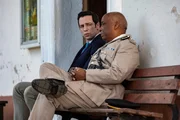 Vor einer Kirche teilt Polizeichef Selwyn Patterson (Don Warrington, r.) Detective Neville Parker (Ralf Little, l.) seine Schuldgef&uuml;hle gegen&uuml;ber Marvin Peters mit.