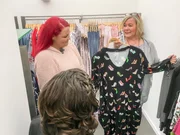 Wird Marina (l.) sich für dieses bunte Kleid entscheiden? Wird Marina (l.) sich für dieses bunte Kleid entscheiden?