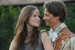 Aschenputtel (Emilia Sch&uuml;le) und ihr Prinz (Max Felder)