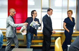 Als Herr Sensenbrink (Christoph Maria Herbst, l.), Herr Mancello (Michael Ostrowski, 2.v.l.) und Frau Bellini (Katja Riemann, r.) den angeblichen Comedian Adolf Hitler (Oliver Masucci, 2.v.r.) bei MyTV unter Vertrag nehmen, ahnen sie nicht, wen sie sich da tats&auml;chlich ins Haus geholt haben ...