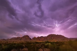 Blitze &uuml;ber den "Chisos Mountains" im Nationalpark Big Bend.