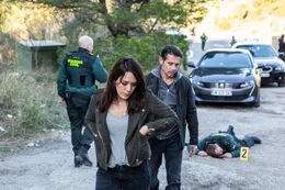 Sofia Essa&iuml;di als Sara Bella&iuml;che, Assaad Bouab als Richard Cross