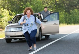 Sandy (Jason Bateman) kann die Identit&auml;tsdiebin zwar ausfindig machen, doch diese nimmt Rei&szlig;aus. Und Sandy ist nicht der Einzige, vor dem Diana (Melissa McCarthy) flieht...