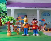 Zu Besuch bei Freunden werden Ernie und Bert in ein merkwürdiges Abenteuer verstrickt: Sie sollen auf die unsichtbare Schwester ihres Freundes aufpassen. Doch wie soll man auf jemanden aufpassen, von dem man nur die Kleidung sieht?