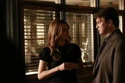 Um Beckett (Stana Katic, l.) n&auml;her zu kommen, versucht Castle (Nathan Fillion, r.) sich irgendwie in ihren neusten Fall einzuschleichen ...