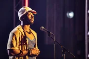 Der Musiker Deshawn Lyons (Malcolm Atobrah) wollte sich nur auf das große Konzert vorbereiten. Doch dann kommt alles anders. Der Musiker Deshawn Lyons (Malcolm Atobrah) wollte sich nur auf das große Konzert vorbereiten. Doch dann kommt alles anders.