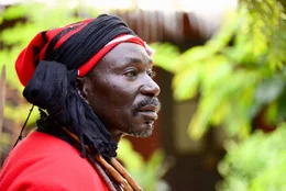 Arabischen Quellen zufolge soll der einstige Herrscher des Gro&szlig;reichs Mali, Abubakari II, eine Flotte von 2000 Schiffen ausgesandt haben. Historiker vermuten, dass die Seefahrer den Auftrag hatte, das unbekannte Land im Westen zu erobern.