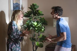 Misty (Meredith Hagner, l.); Nyles (Andy Samberg, r.)