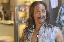 Henrys Kumpel Ula (Rob Schneider) hat immer ein offenes Ohr f&uuml;r seinen Freund. Dabei bringt er ihn immer wieder auf verr&uuml;ckte Ideen.