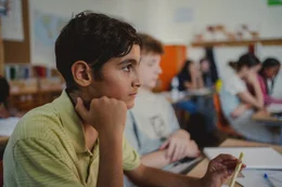 Die angek&uuml;ndigte Klassenfahrt trifft Luca (Baselius G&ouml;ze) tief. Wie soll er das bezahlen?