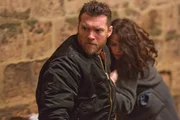 Der Profikiller Stephen Lucas (Sam Worthington, l.) soll die Internatssch&uuml;lerin Ella Hatto (Odeya Rush, r.) ermorden. Als es dann aber schlie&szlig;lich so weit ist, bringt er es nicht &uuml;bers Herz abzudr&uuml;cken.