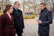 Arthur Bauer (Gerd Silberbauer, M.) und Katharina Hahn (Bianca Hein, l.) befragen Harald Gassner (Martin Gruber, r.). Arthur Bauer (Gerd Silberbauer, M.) und Katharina Hahn (Bianca Hein, l.) befragen Harald Gassner (Martin Gruber, r.).