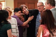 v.li.: Manny Delgado (Rico Rodriguez), Lily Tucker-Pritchett (Aubrey Anderson-Emmons), Dylan Marshall (Reid Ewing), Jay Pritchett (Ed O'Neill), Cameron Tucker (Eric Stonestreet) v.li.: Manny Delgado (Rico Rodriguez), Lily Tucker-Pritchett (Aubrey Anderson-Emmons), Dylan Marshall (Reid Ewing), Jay Pritchett (Ed O'Neill), Cameron Tucker (Eric Stonestreet)