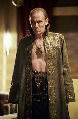 Kaum wird der Vampirf&uuml;rsten Viktor (Bill Nighy) in einem riskanten Ritual von der verzweifelten Selene zum Leben wiedererweckt, da beginnt er auch schon, die Macht &uuml;ber seine Sippe an sich zu rei&szlig;en ...