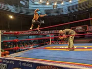 Lucha Libre ist durch und durch mexikanisch. Lucha-Libre-Kämpfer "Esfinge" (die Sphinx) beim Training im Ring. Lucha Libre ist durch und durch mexikanisch. Lucha-Libre-Kämpfer "Esfinge" (die Sphinx) beim Training im Ring.