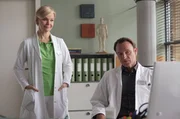Dr. Kathrin Globisch (Andrea Kathrin Loewig) und Dr. Martin Stein (Bernhard Bettermann) finden einfach keine Ursache für den Schwindel ihres Freundes und Kollegen Dr. Roland Heilmann. Dr. Kathrin Globisch (Andrea Kathrin Loewig) und Dr. Martin Stein (Bernhard Bettermann) finden einfach keine Ursache für den Schwindel ihres Freundes und Kollegen Dr. Roland Heilmann.