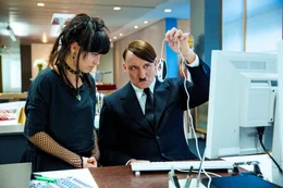 Vera Kr&ouml;meier (Franziska Wulf), Adolf Hitler (Oliver Masucci).