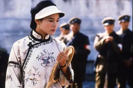 Wan Jung (Joan Chen), die Kaiserin von China, wird beim Tennis von der Revolution &uuml;berrascht.
