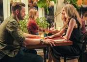 L-R: Joel McHale als Frank Shaw und Sarah Chalke als Yazmin