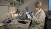 Dr. Harald Schneider schafft es, ein neues DNA-Verfahren zu entwickeln.