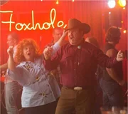 Diana (Melissa McCarthy) rockt mit Big Chuck (Eric Stonestreet) in einer Bar ab.