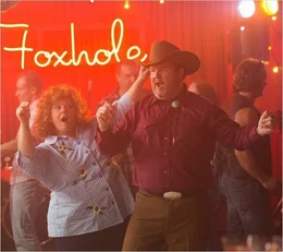 Diana (Melissa McCarthy) rockt mit Big Chuck (Eric Stonestreet) in einer Bar ab.