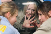 Lola (Mareila Bettina M&ouml;ller, li.) und Ginger (Nadine Warmuth) wollen Annika (Sylwia von Wildburg) eine Lektion erteilen und sperren sie in den Trockner.
