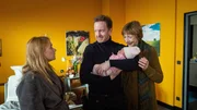 Im neuen Fall der SOKO darf Timmermann (Mathias Junge, 2.v.l.) als Held glänzen: Mit ganzer Tatkraft hilft er bei der Geburt von Annabelle Kruses (Anna Hausburg, l.) Baby. Ein Krankenhausbesuch bei Mutter und Kind ist da natürlich Ehrensache. Auch Kollegin Helene (Katharina Blaschke, r.) freut sich, dass Annabelle Kruse und das Neugeborene wohlauf sind.
