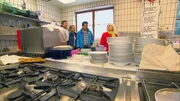Nach einer Pechsträhne muss Rentnerin Carolina ihr einst gutgehendes Restaurant verkaufen.Trödelprofi Marco Heuberg will das Inventar mit größtmöglichem Gewinn verkaufen. v.l.: Schwiegersohn Frank, Tochter Christine, Trödelprofi Marco Heuberg, Carolina Nach einer Pechsträhne muss Rentnerin Carolina ihr einst gutgehendes Restaurant verkaufen.Trödelprofi Marco Heuberg will das Inventar mit größtmöglichem Gewinn verkaufen. v.l.: Schwiegersohn Frank, Tochter Christine, Trödelprofi Marco Heuberg, Carolina
