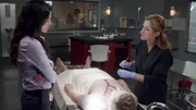 Jane Rizzoli (Angie Harmon, l.) und Maura Isles (Sasha Alexander) ermitteln gegen eine Firma, die bewu&szlig;t schadhafte Herzklappen in Umlauf gebracht hat. Wieviele Opfer wird es geben?