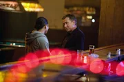 Dr. Cal Lightman (Tim Roth, r.) besucht einen illegalen Fight Club und sieht sich den Kampf zwischen Raul Campos (Rick Gonzalez) und seinem peruanischen Gegner an. Raul gewinnt, doch als er nach Hause geht, wird er plötzlich erschossen.