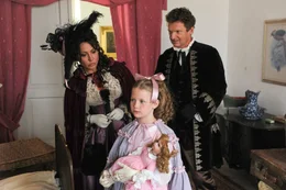 Stiefmutter Therese (Simone Thomalla), Clothilde als Kind (Emely Arato), Vater (Gabriel Barylli).
